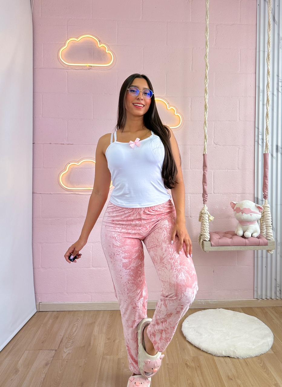 Pantalon de velvetin con blusa en tiras de piel de durazno