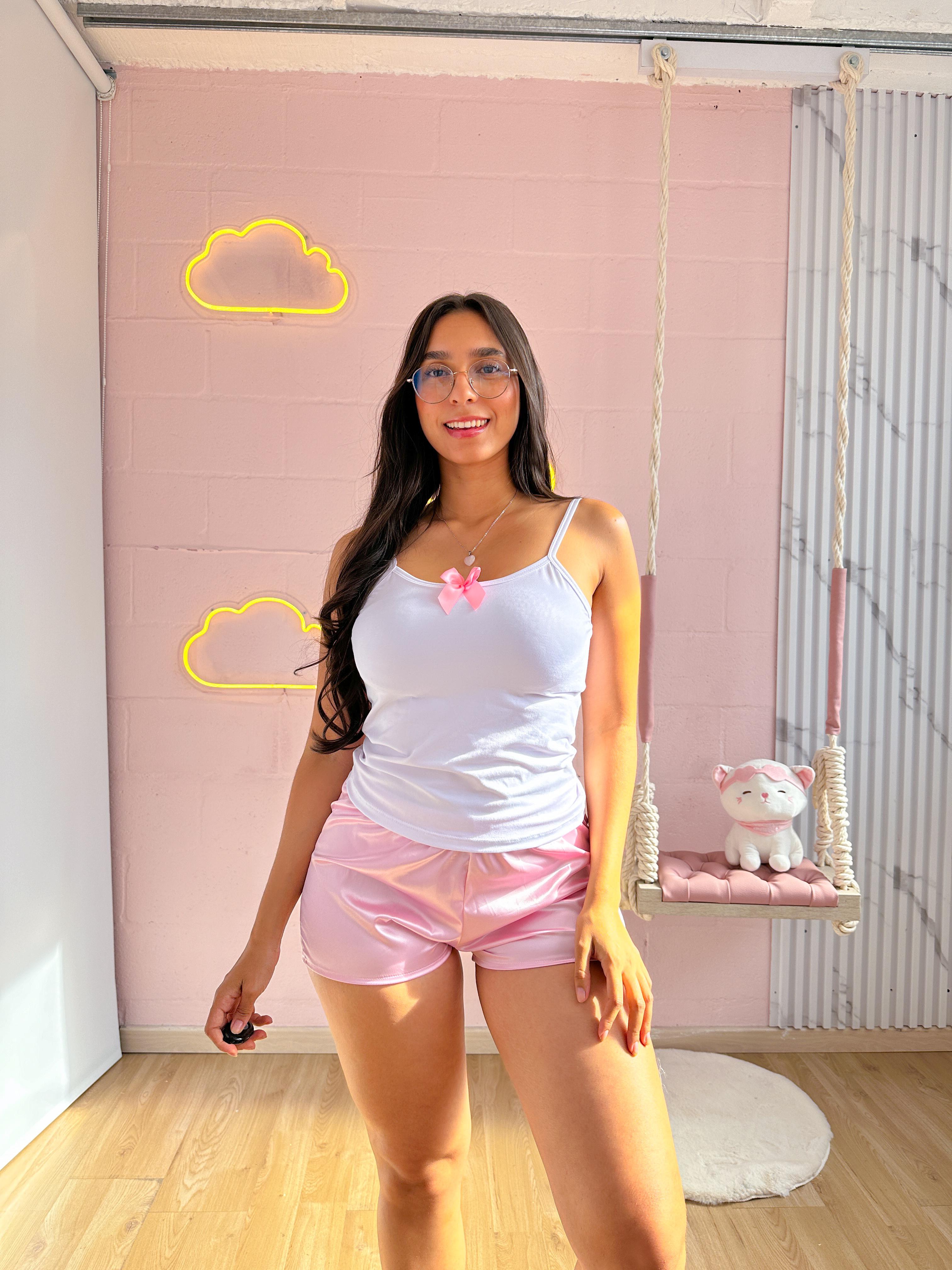 Pijama de short de satin y blusa de piel de durazno