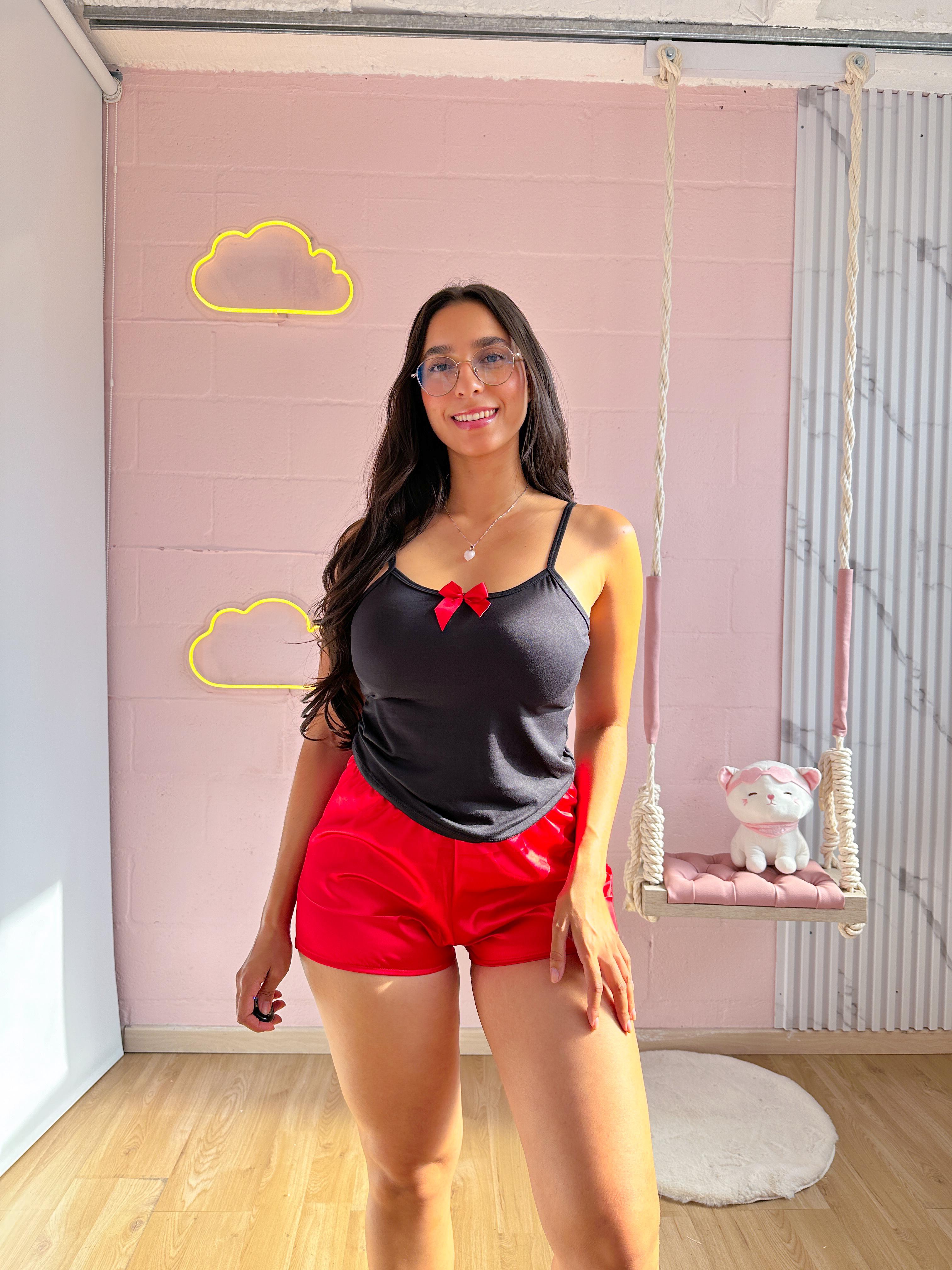 Pijama de short de satin y blusa de piel de durazno