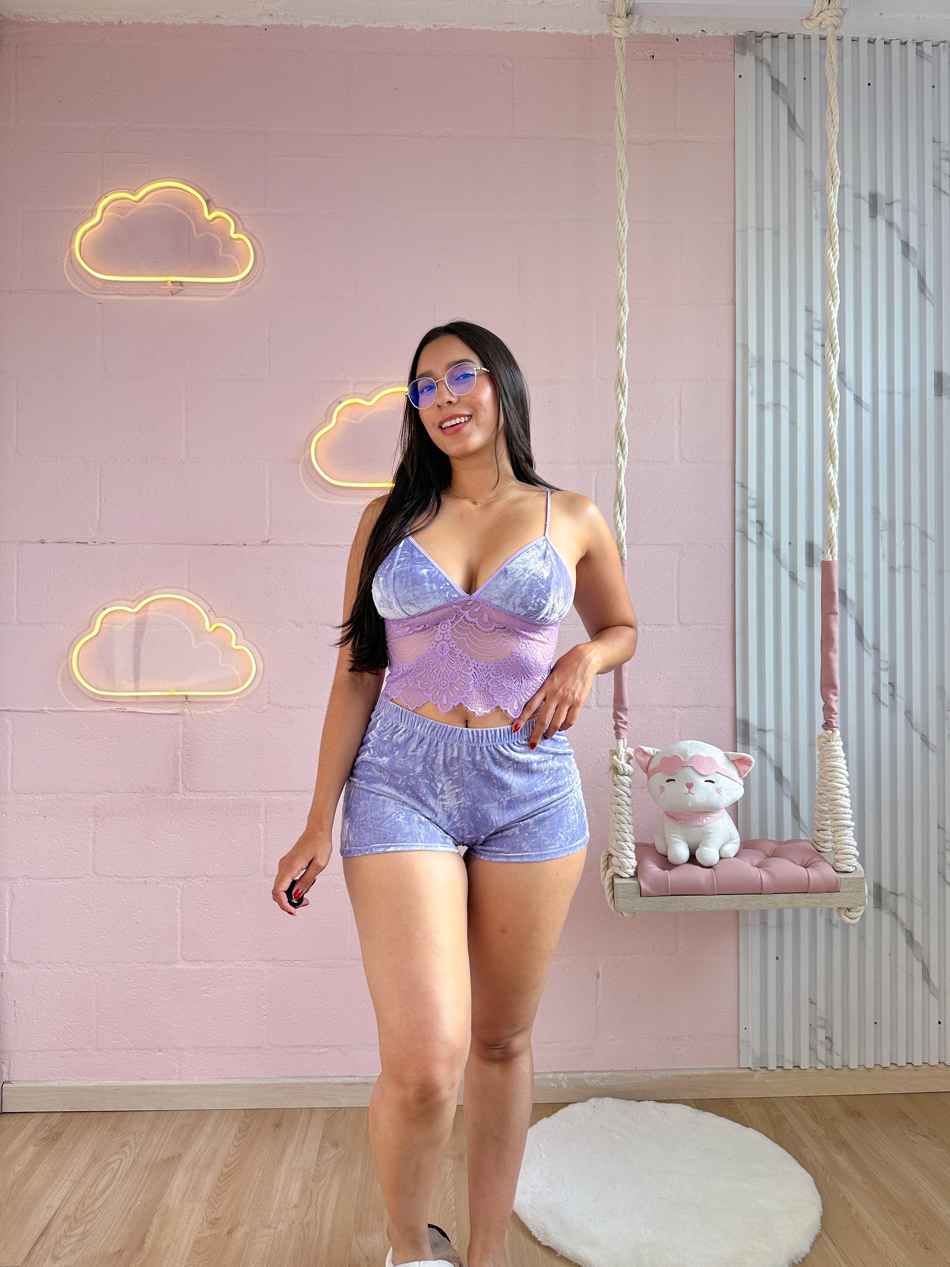 Pijama en short de tercio pelo y top con blonda