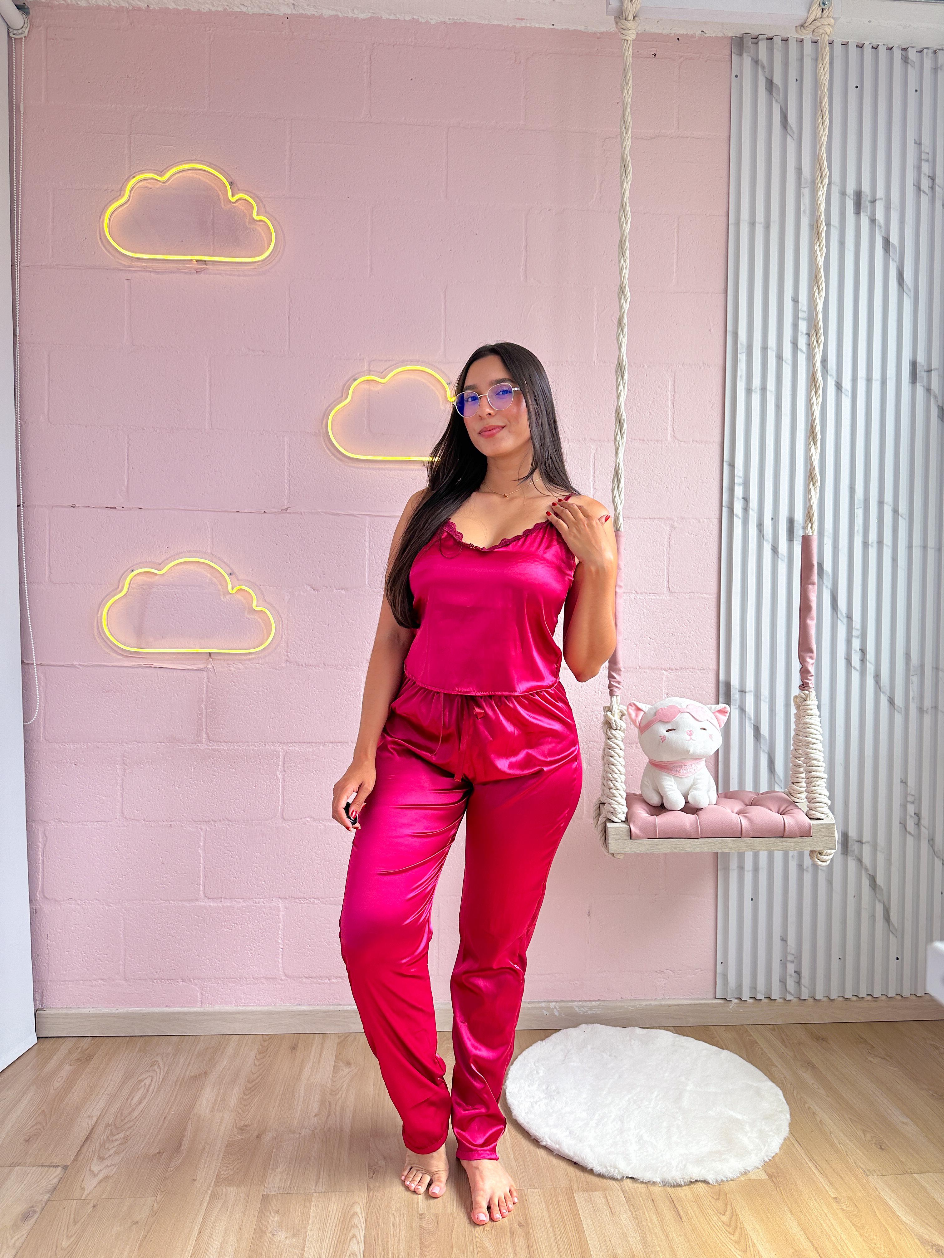 Pijama de satin pantalon y blusa con encaje