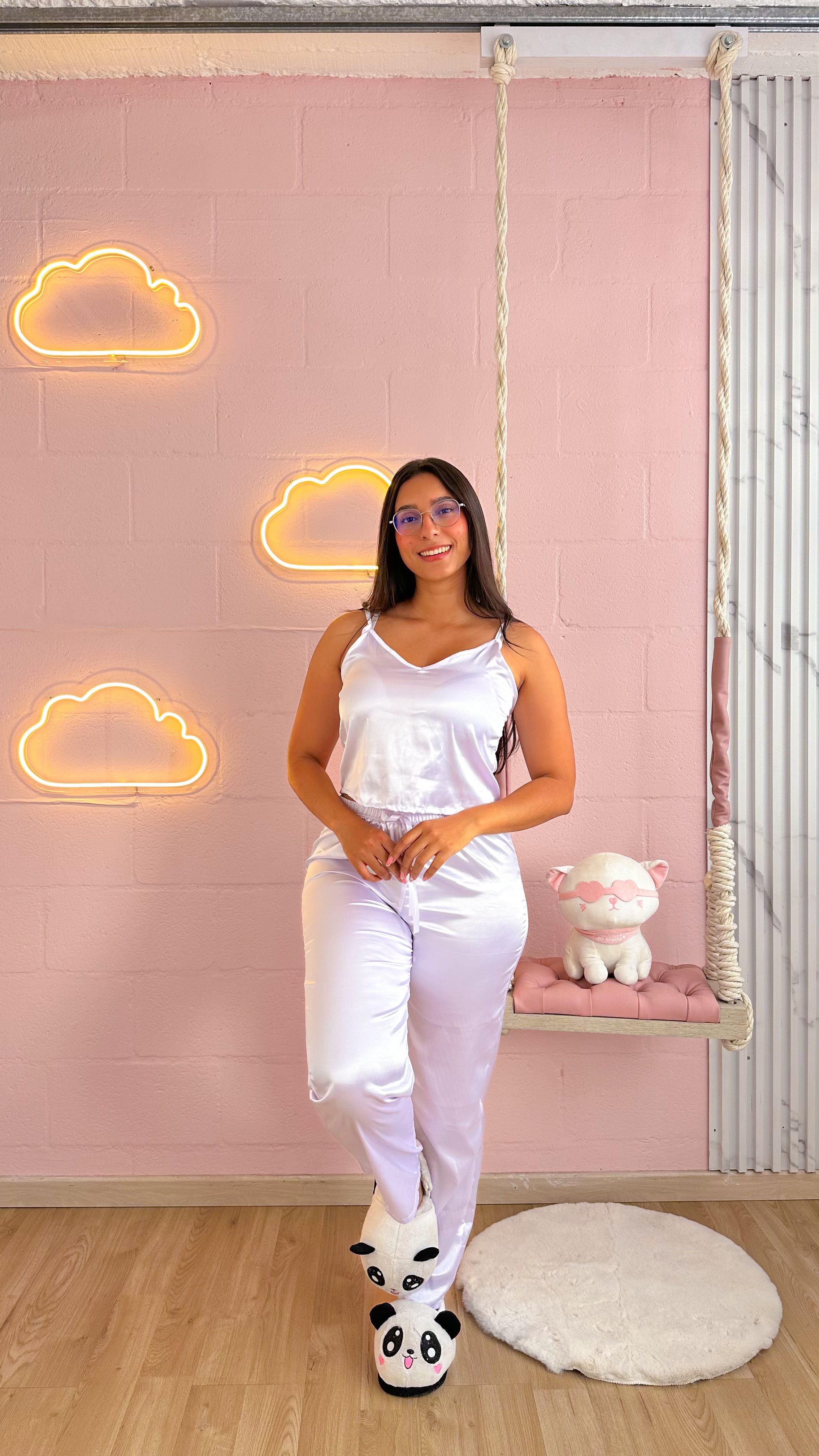 Pijama con blusa y pantalon de satin y detalles de encaje.