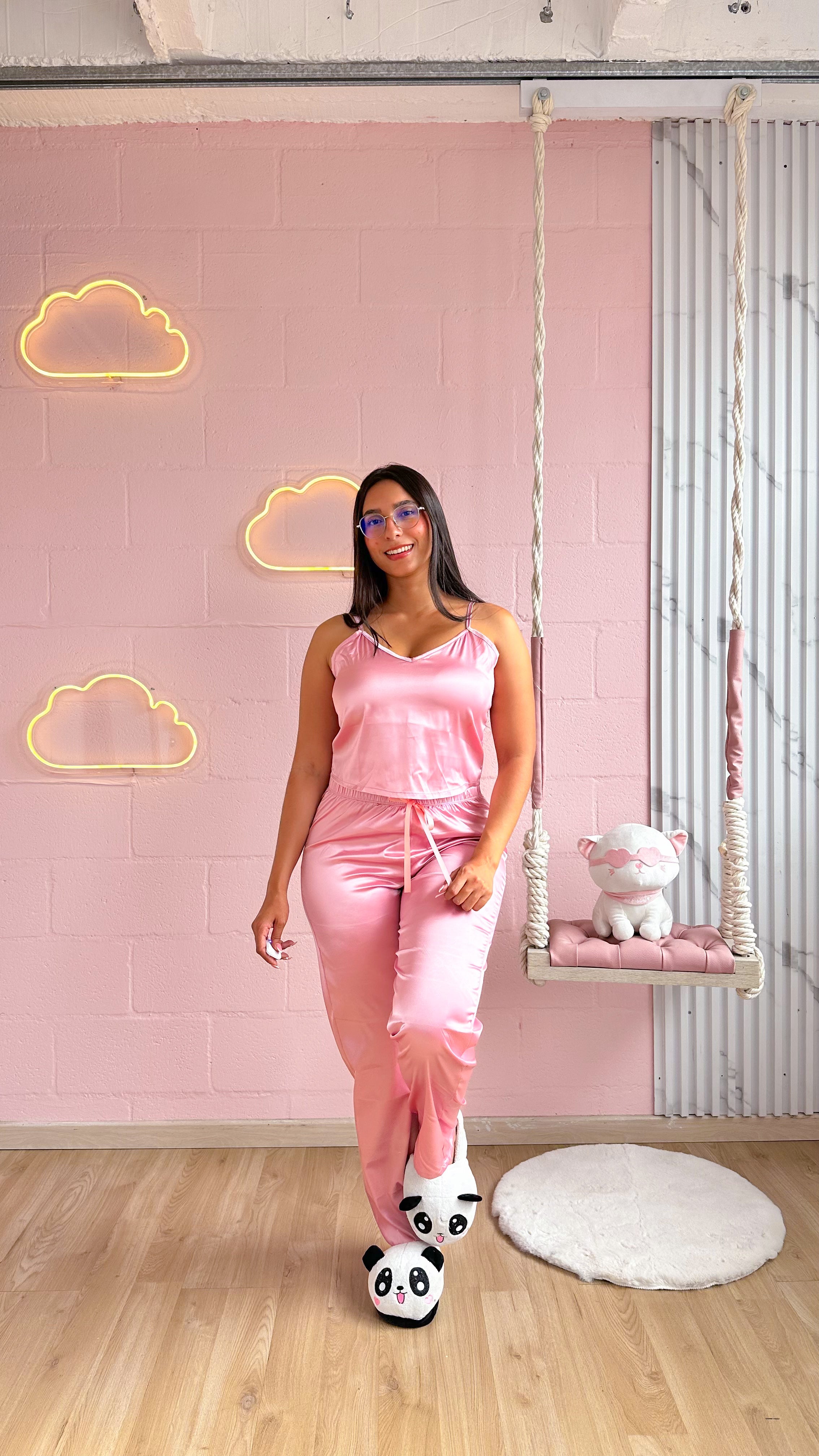 Pijama con blusa y pantalon de satin y detalles de encaje.