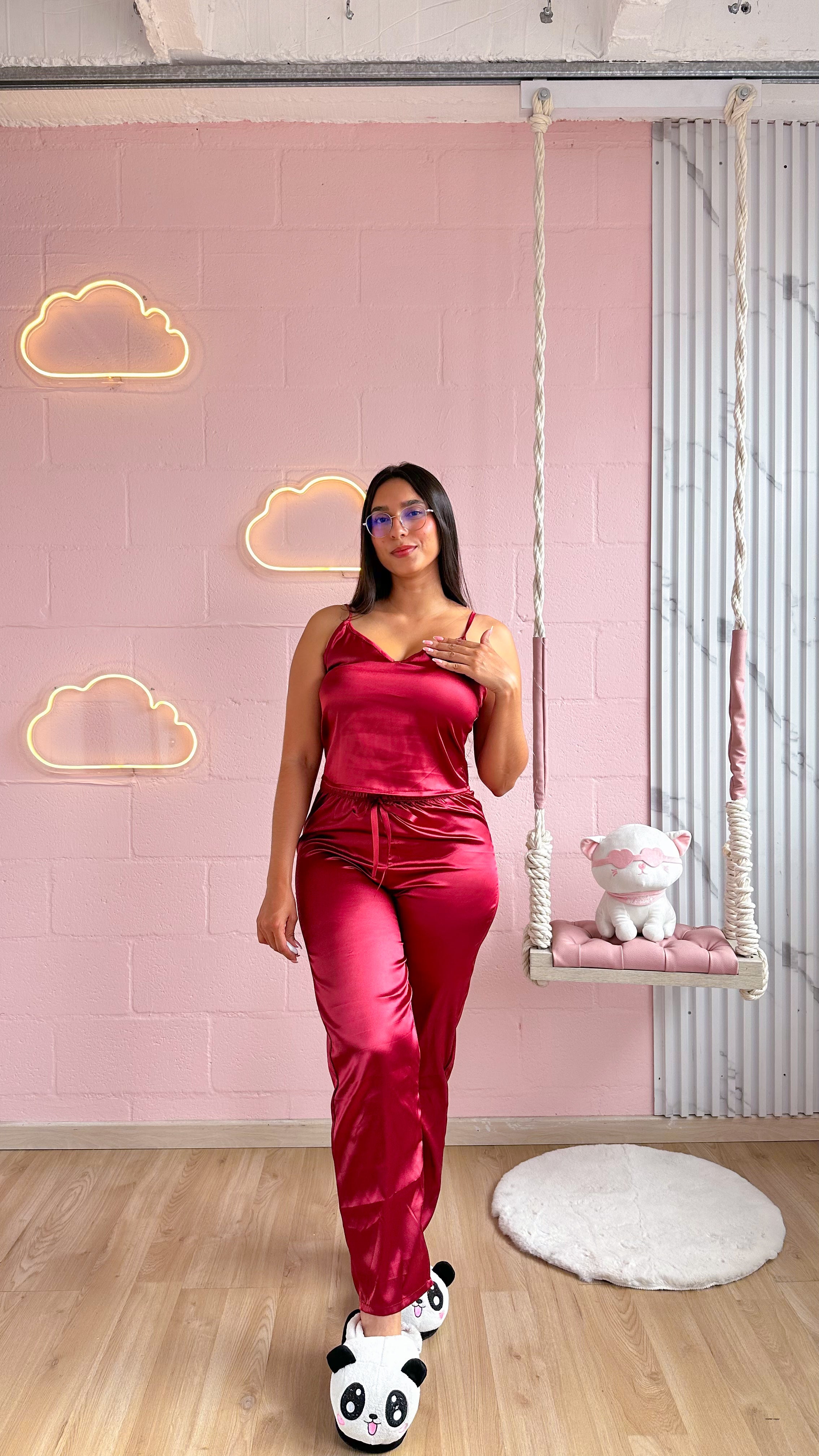 Pijama con blusa y pantalon de satin y detalles de encaje.