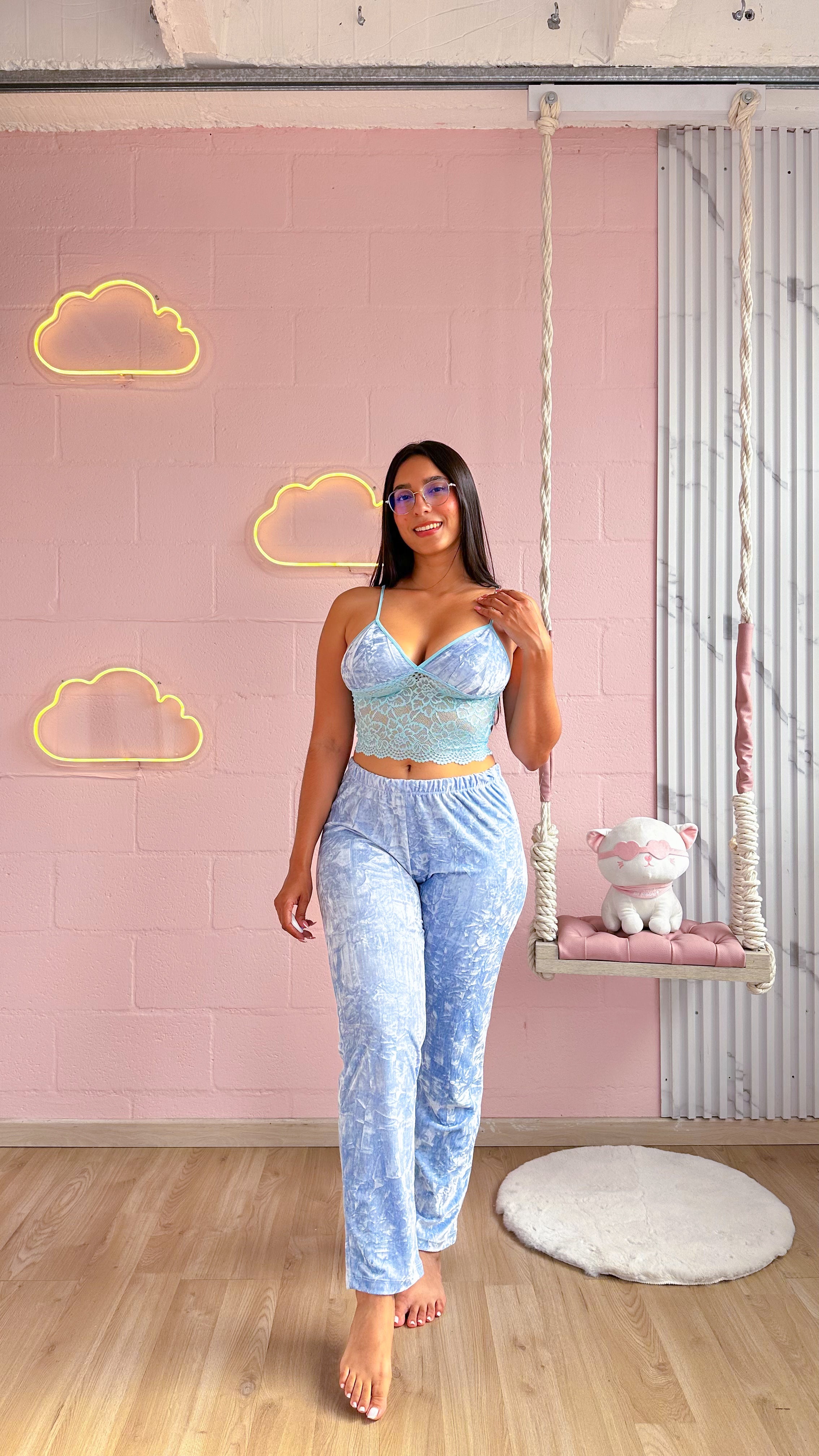 Pijama de pantalon en tercio pelo con top de blonda