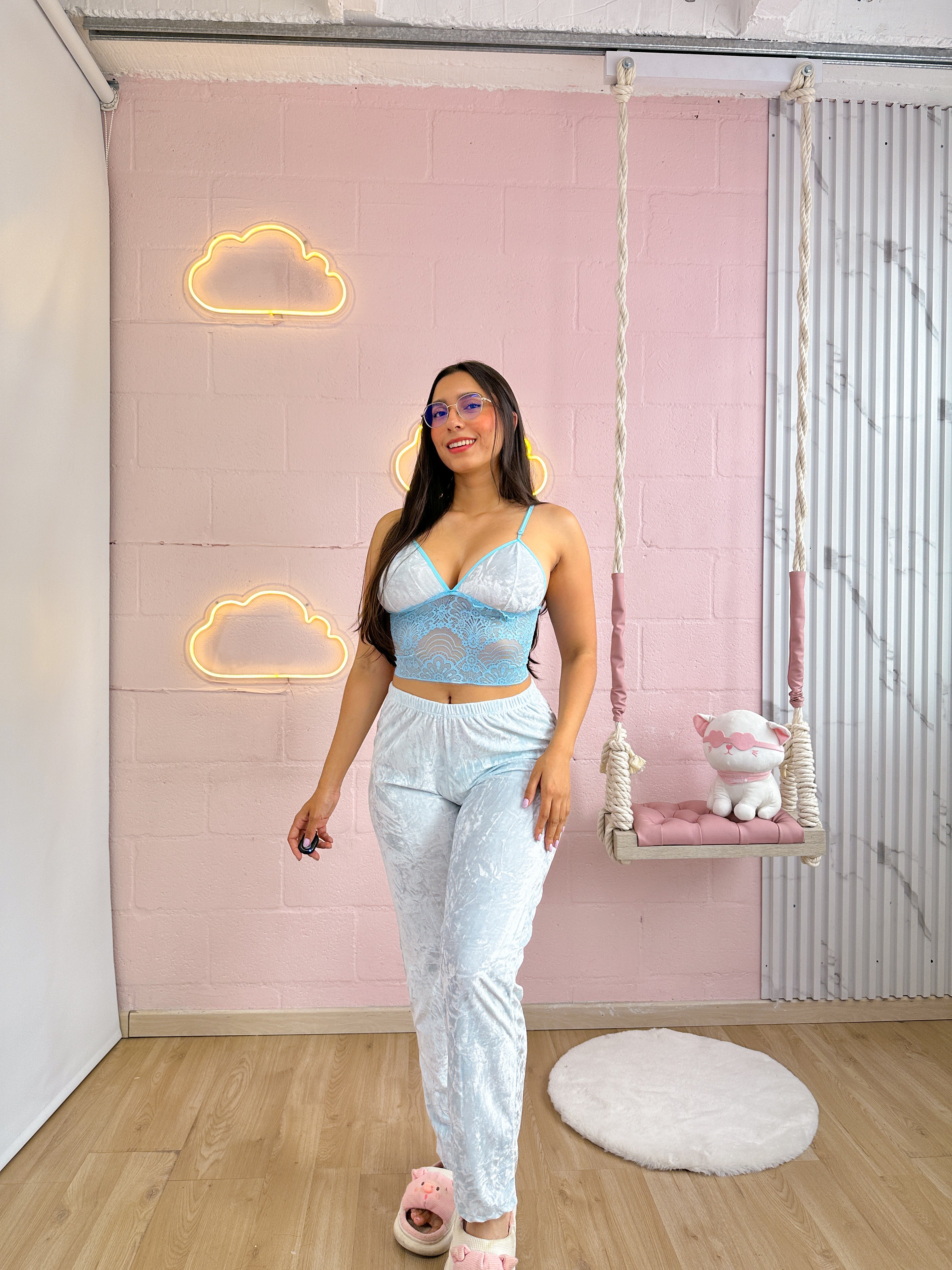 Pijama de pantalon en tercio pelo con top de blonda