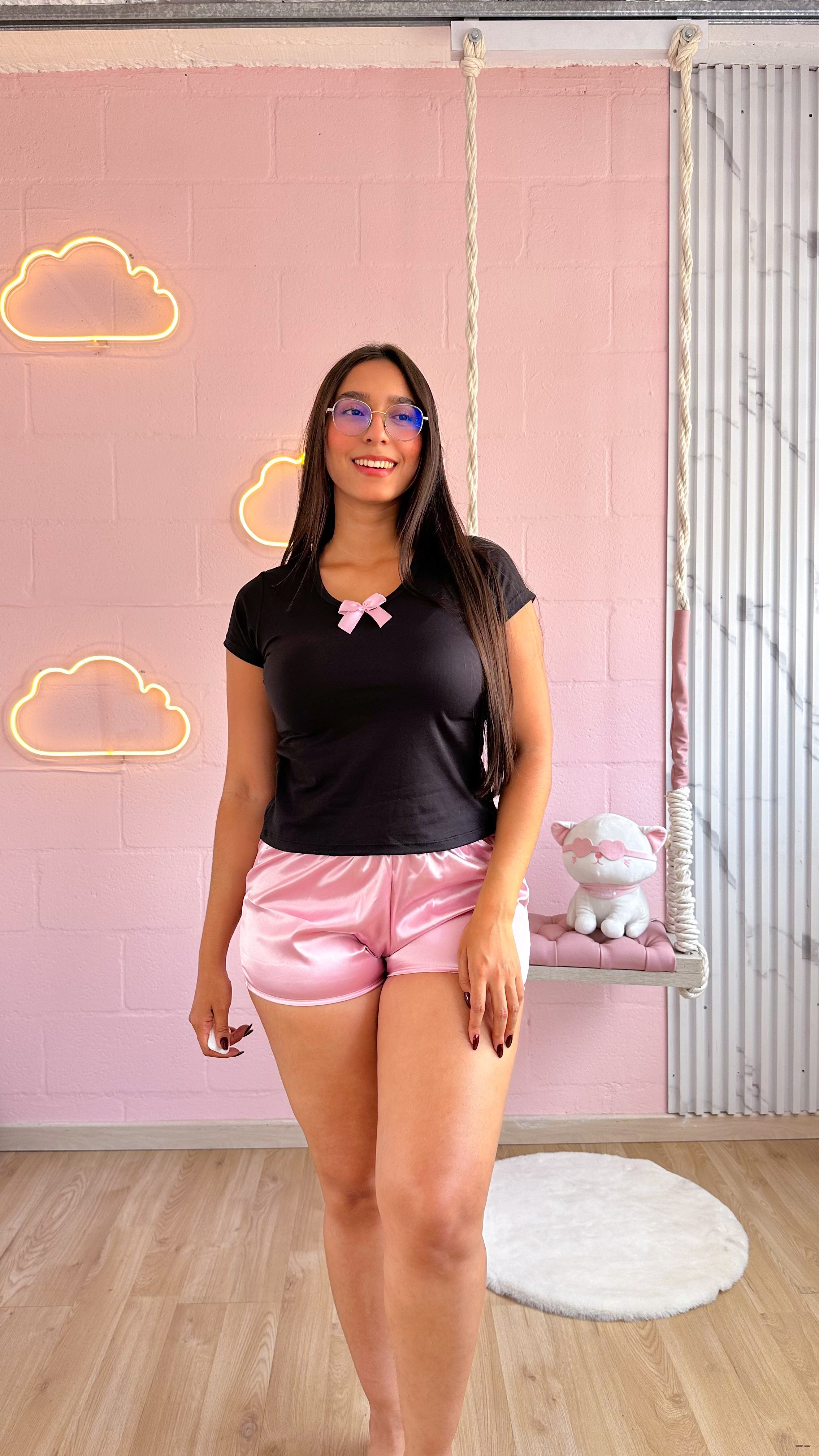 Pijama de satin en short con blusa de manga en piel de durazno
