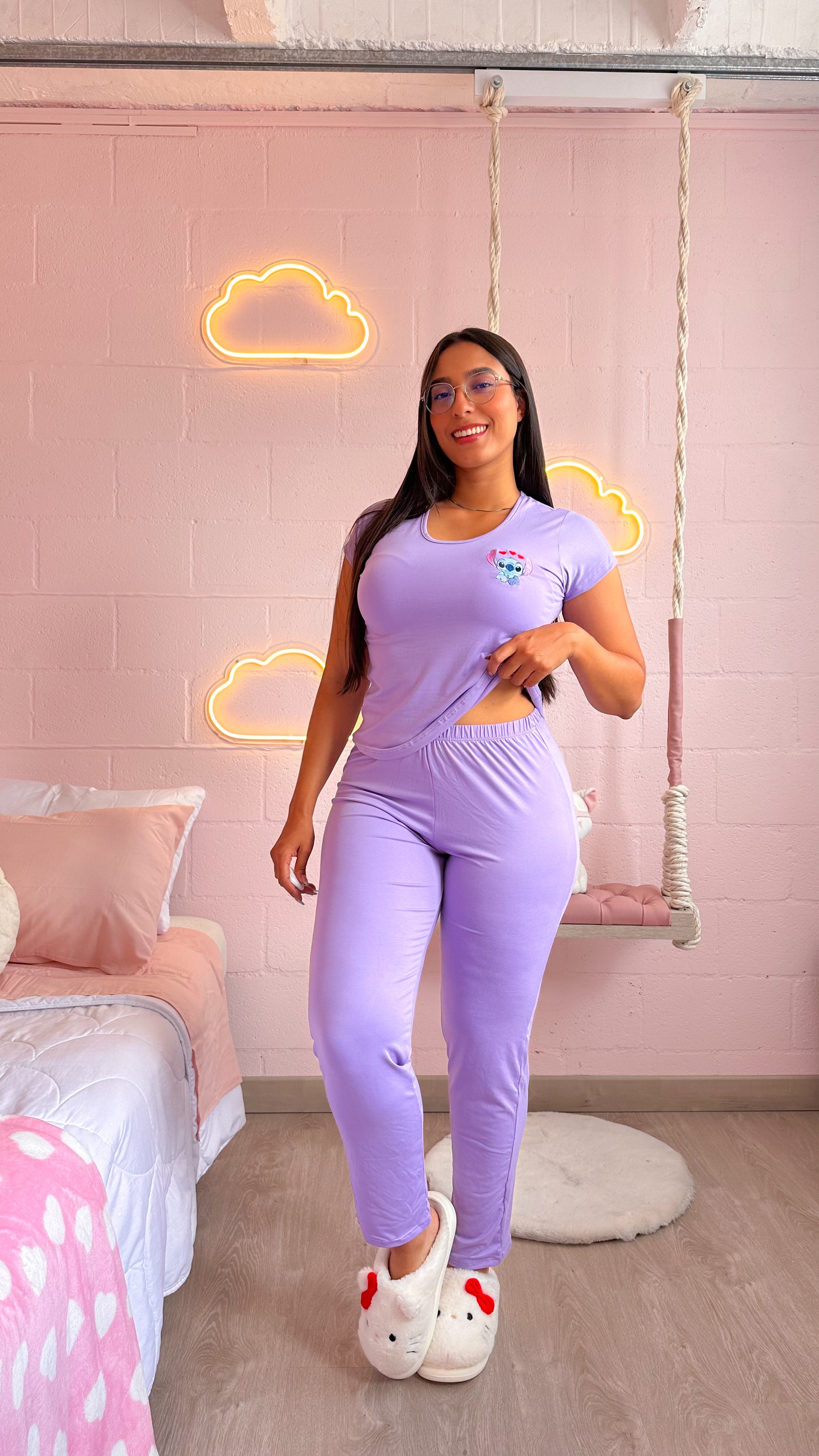 Pantalón y camiseta con bordado