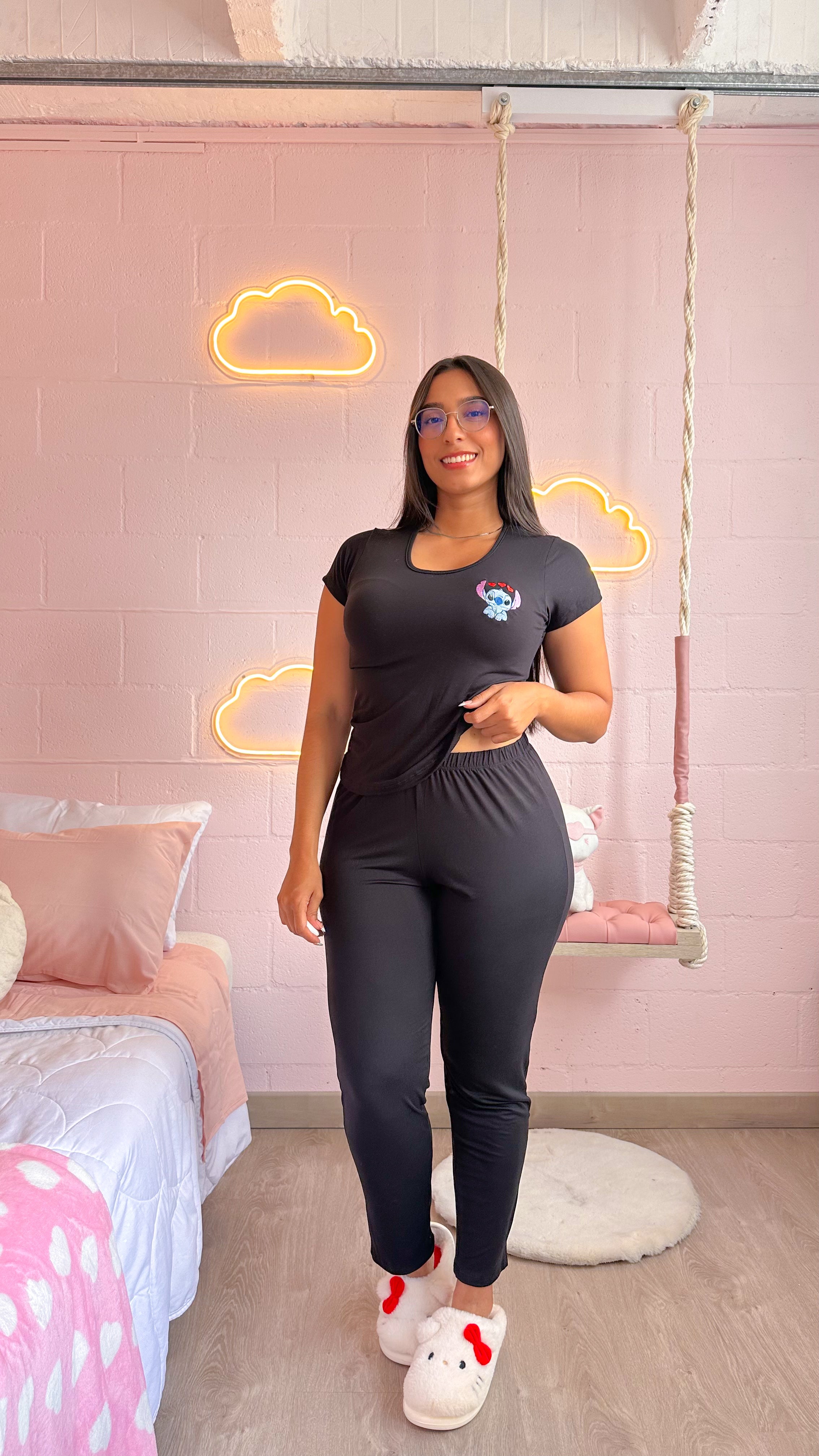 Pantalón y camiseta con bordado