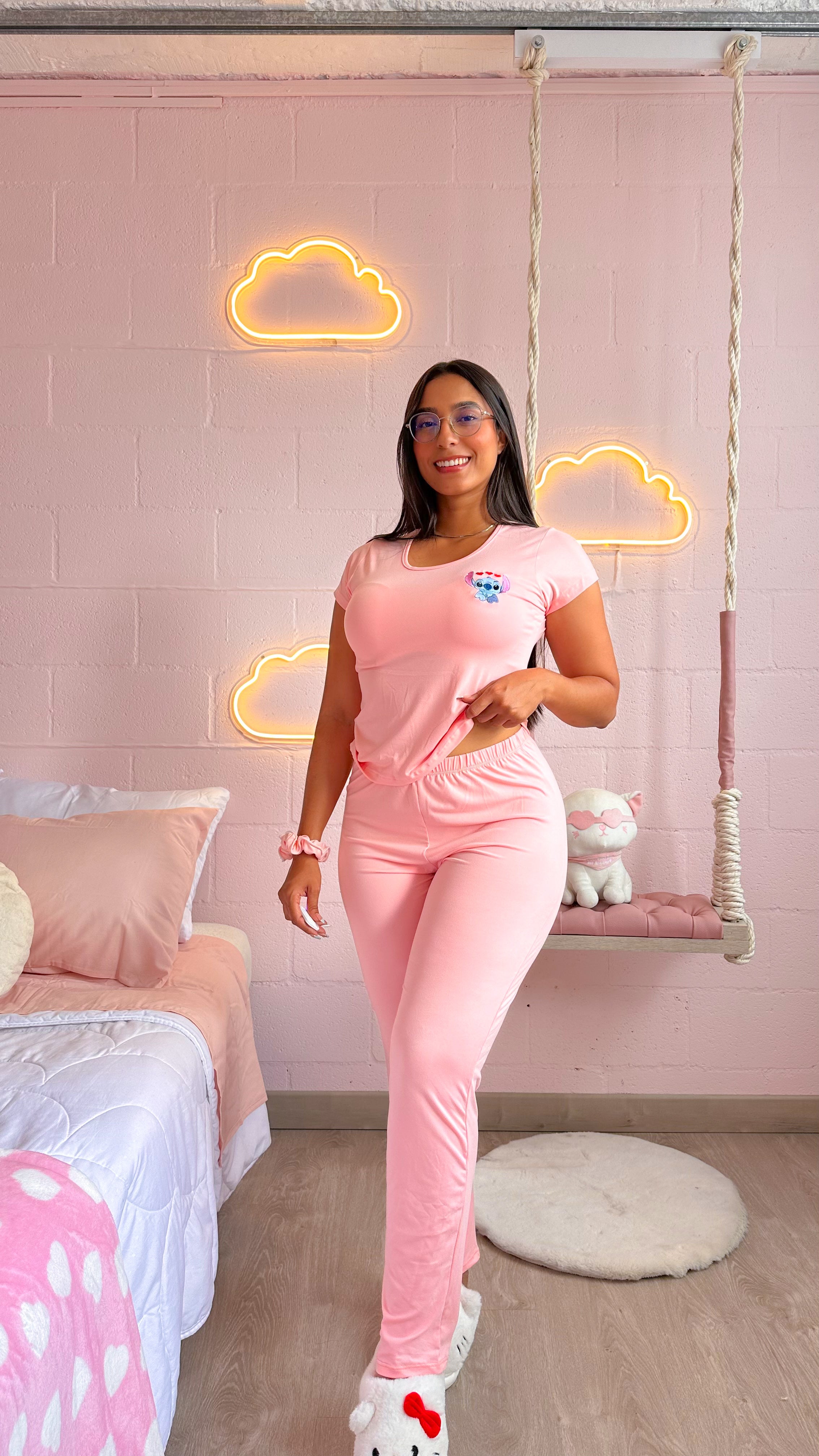 Pantalón y camiseta con bordado