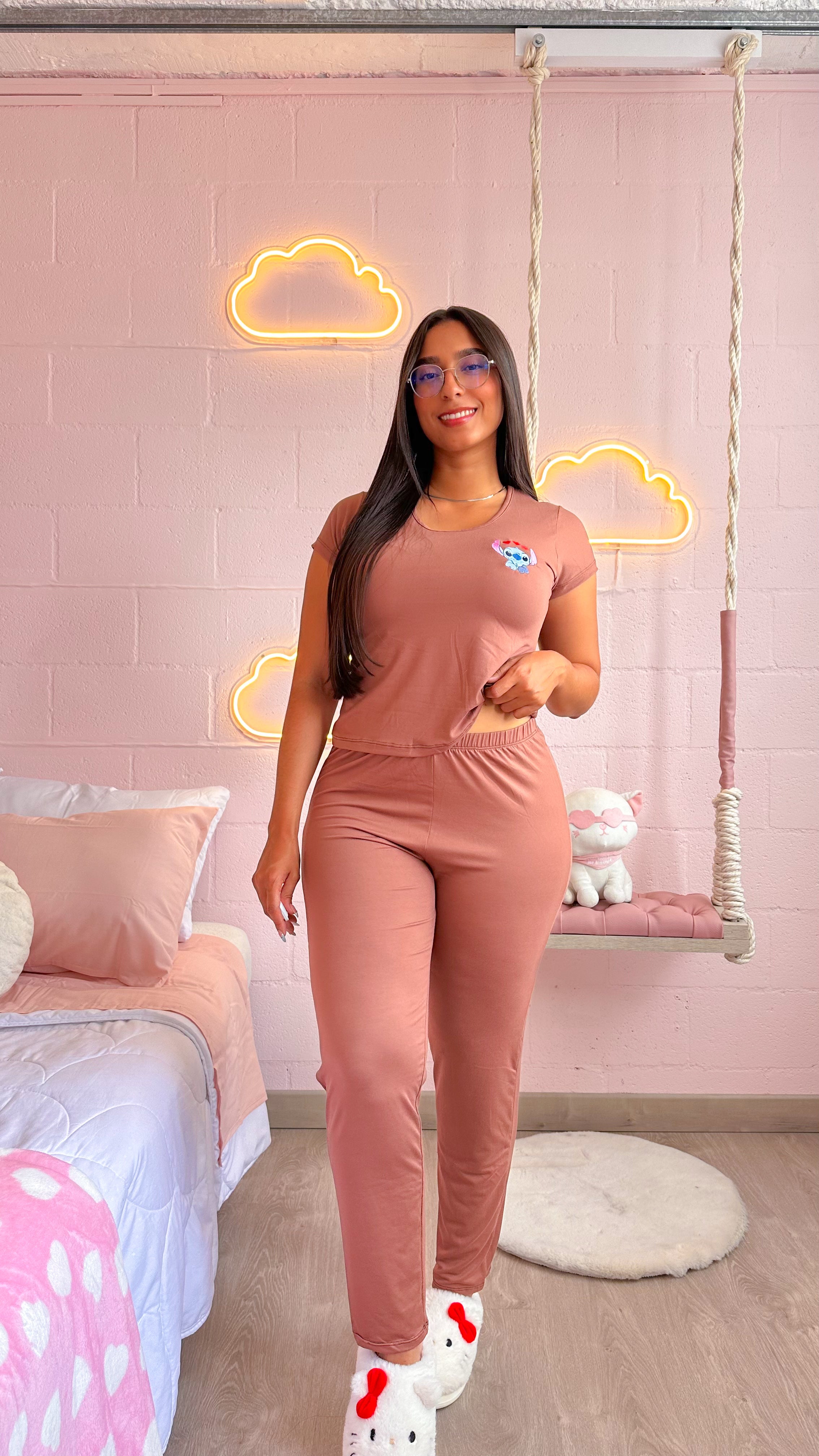 Pantalón y camiseta con bordado