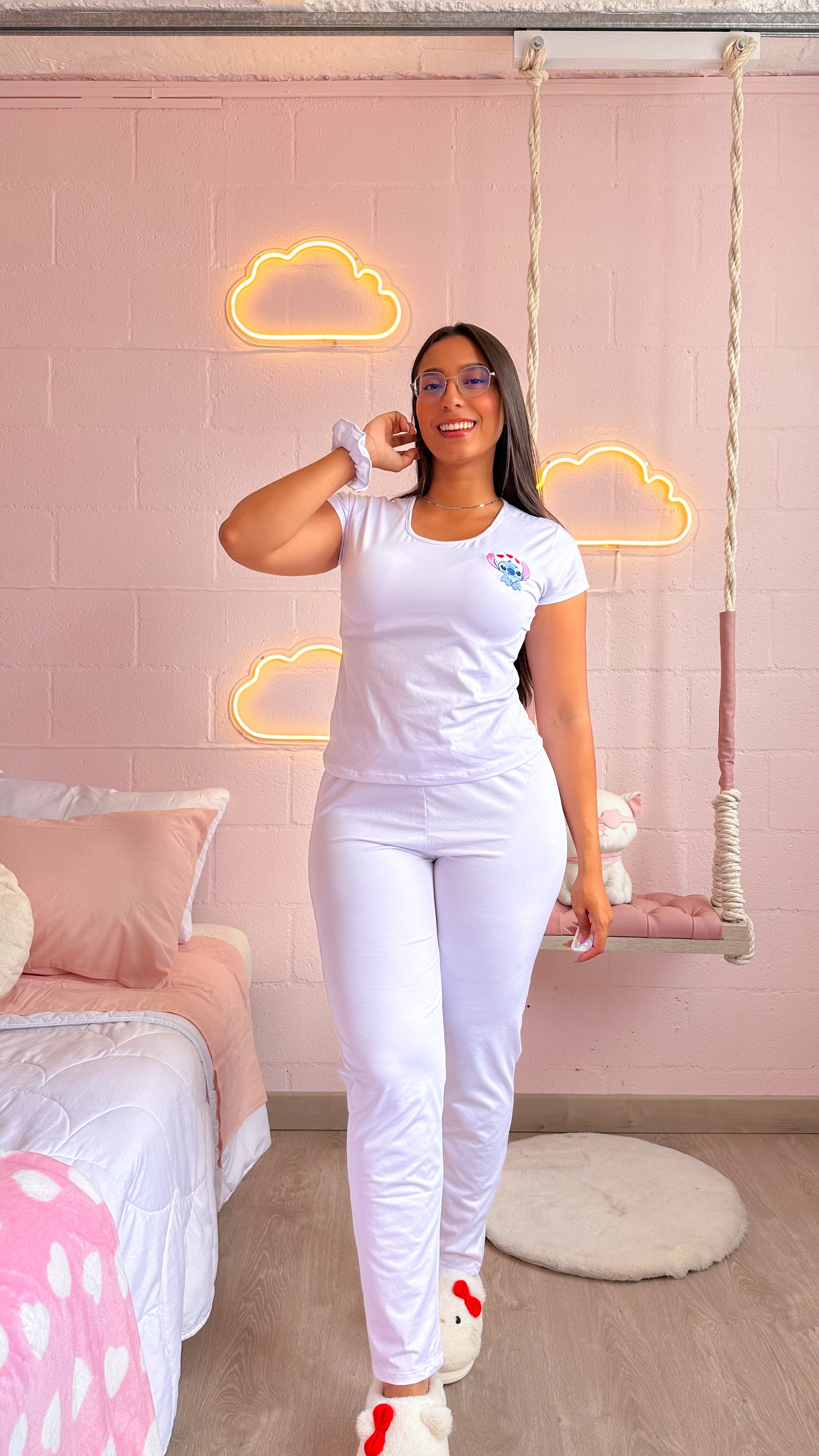 Pantalón y camiseta con bordado