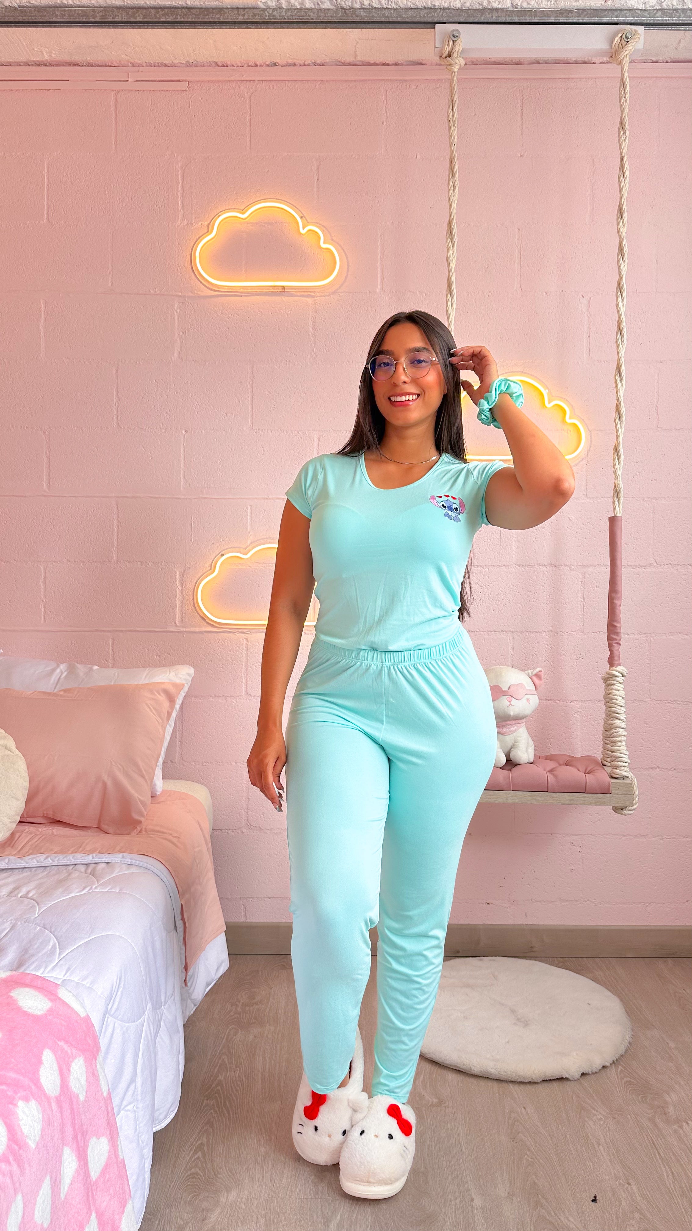 Pantalón y camiseta con bordado